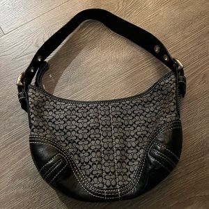 Coach shoulder bag in great condition. Rarely used. Black and grey.